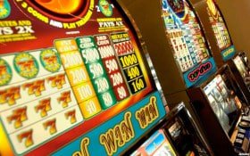 Antarmuka Wolf Gold menampilkan gulungan permainan dan papan skor di platform bosplay 77